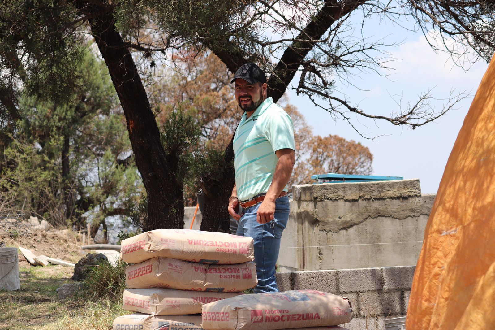 Construye gobierno de Tzompantepec muro perimetral en cisterna en Ahuashuatepec